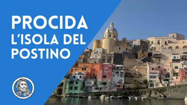 Procida, l'isola del postino, con le sue case colorate a picco sul mare e la cupola della chiesa che domina il panorama.