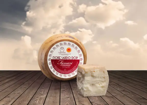 Fiore Sardo DOP, uno dei formaggi sardi famosi, su un tagliere di legno.