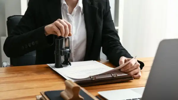 Notaio timbra documenti. Scopri quanto costa una successione dal notaio per gestire eredità e patrimoni.