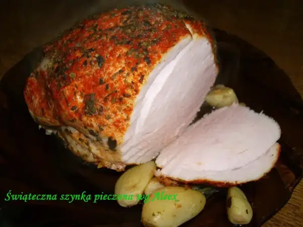 Soczysta szynka peklowana pieczona, przyprawiona papryką i ziołami, podana z pieczonymi ziemniakami.