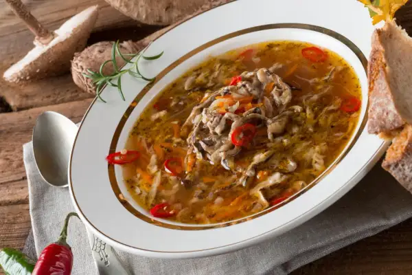 Aromaticzne flaczki z kani, z dodatkiem marchewki i papryczki chili, podane z chlebem.