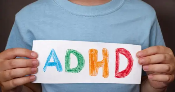 Dziecko trzyma kartkę z napisem ADHD. Czy medikinet ma skutki uboczne?