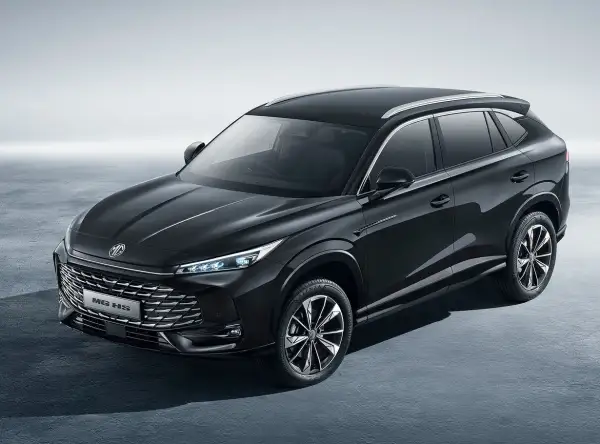 Czarny SUV MG HS, jeden z chińskich aut w Polsce, prezentuje nowoczesny design i sportowe linie.
