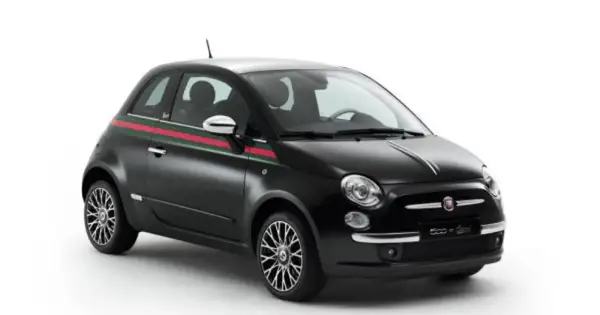 Czarny Fiat 500 Gucci z charakterystycznym zielono-czerwonym pasem na boku.