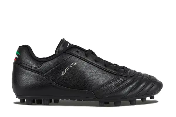 Scarpe da calcio nere con tacchetti, logo APTA e bandierina italiana sul tallone. Pronte per il campo!