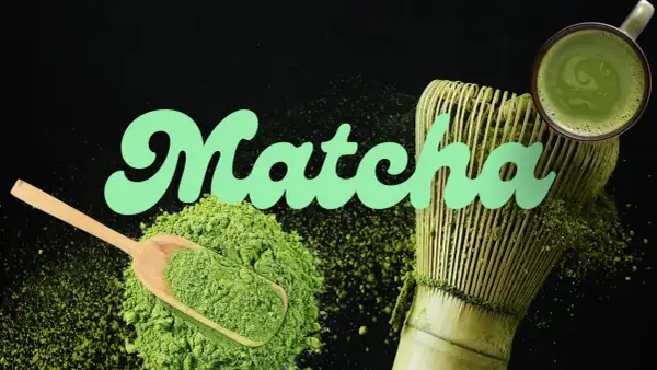 Poudre de matcha verte, cuillère en bois, fouet et tasse de boisson, évoquant le goût matcha authentique.