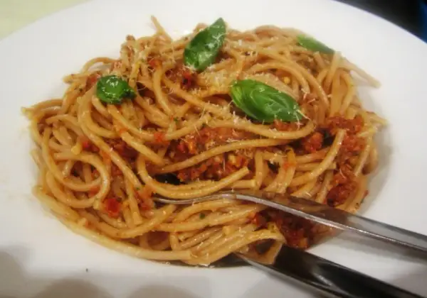 Spaghetti siciliana: prosty przepis na pyszne danie z Sycylii
