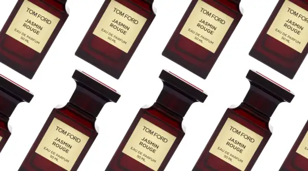 Wiele flakonów perfum Tom Ford Jasmin Rouge, każdy z charakterystyczną złotą etykietą i ciemnoczerwonym szkłem.