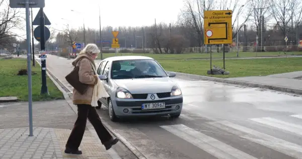 Kobieta na pasach, samochód zbliża się. Kto ma pierwszeństwo na parkingu pieszy czy samochód? Pieszy!