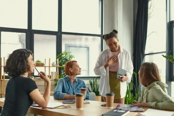 Grupo de mujeres en una reunión discutiendo cómo trabajar la autoestima.