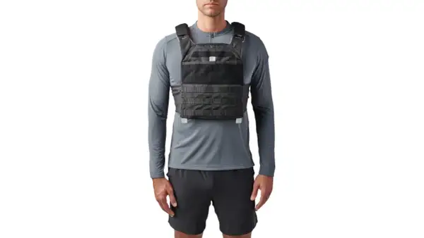 Mann trägt eine 5.11 Gewichtsweste über einem grauen Langarmshirt und schwarzen Shorts.