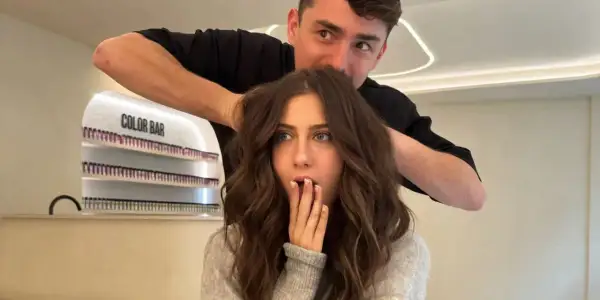 Coiffure surprise : "Mes cheveux se cassent et ne poussent plus !" La cliente découvre le résultat, le coiffeur derrière elle.