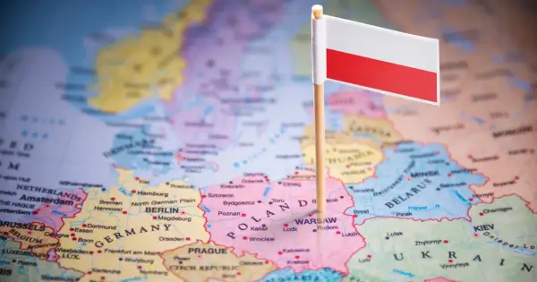 Flaga Polski na mapie Europy, idealna do quizów o Polsce. Poznaj stolice i miasta!