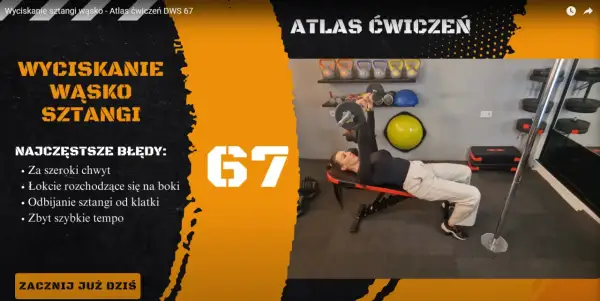 Kobieta wykonuje wyciskanie sztangi wąsko na ławce. Ćwiczenie to floor press, kluczowe dla siły klatki piersiowej.