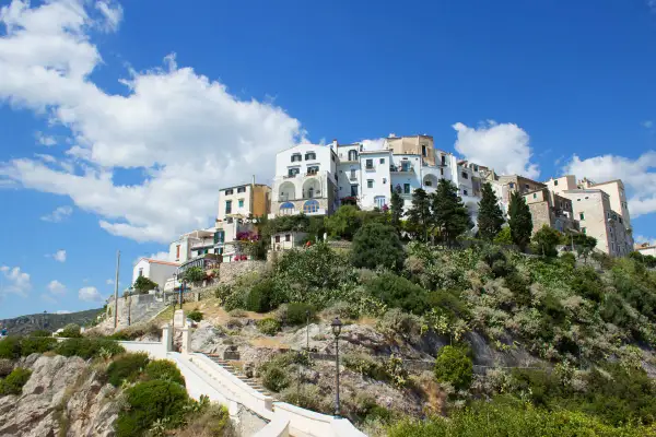 Case bianche aggrappate alla collina, un incantevole scorcio di Sperlonga dove si trova questo borgo pittoresco.