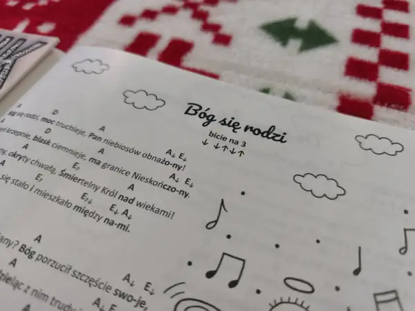 Kolędy na gitarę dla początkujących. Strona z nutami i akordami do kolędy "Bóg się rodzi".