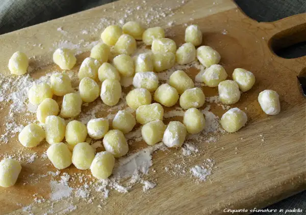 Gnocchi di patate ricetta della nonna pronti per essere cotti. Morbidi e profumati, un classico intramontabile.