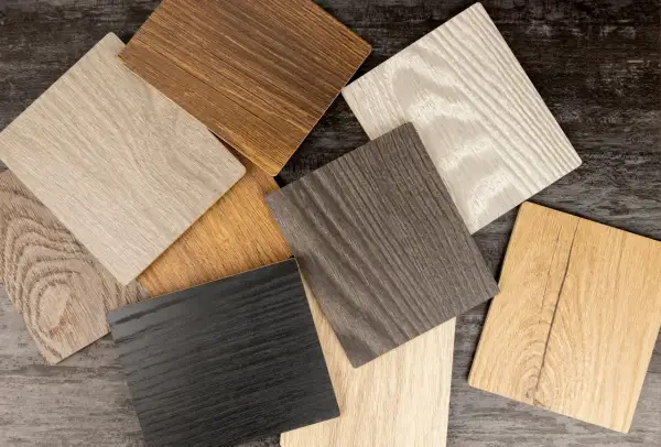 Campioni di finitura mobili in diverse tonalità di legno: nero, grigio, bianco, marrone e naturale.
