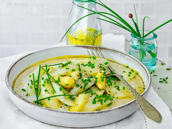 Ein köstlicher Spargelsalat mit einer cremigen Sauce, garniert mit frischem Schnittlauch. Perfekt für ein leichtes Mittagessen oder als Beilage.