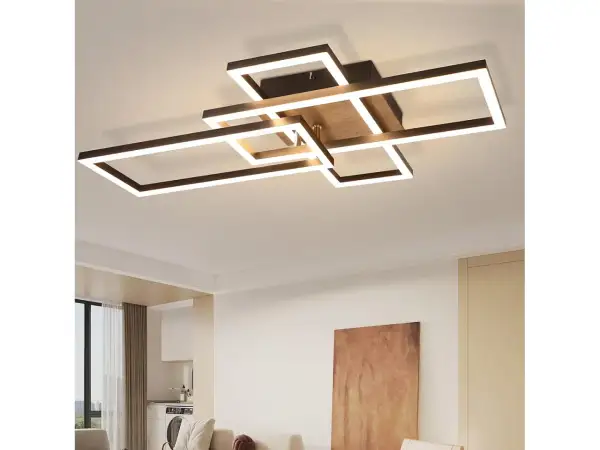 Nowoczesna lampa sufitowa z drewna i metalu, o geometrycznym kształcie, rozświetla wnętrze.