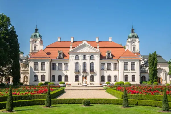 Pałac w Kozłówce z kwitnącymi różami i zadbanym ogrodem. Wspaniałe kozłówka atrakcje czekają na zwiedzających.