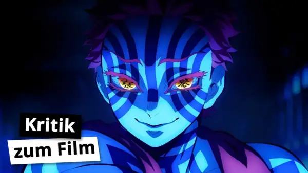 Akaza, ein Dämon aus dem Demon Slayer Film, mit leuchtenden Augen und blau-lila Streifen. Kritik zum Film.