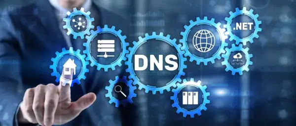 Grafika przedstawia mechanizm zębatek z napisem DNS. Ikony symbolizują dom, wyszukiwanie, serwery i sieć. Dowiedz się, jak sprawdzić DNS.