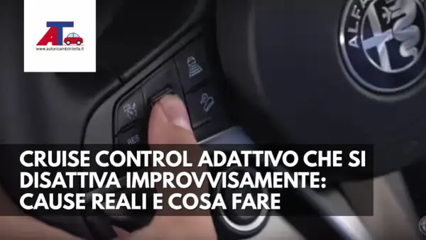 Dito preme pulsante sul volante per regolare il cruise control adattivo. Testo: "CRUISE CONTROL ADATTIVO CHE SI DISATTIVA IMPROVVISAMENTE".