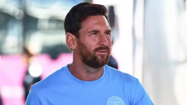 Lionel Messi w błękitnej koszulce, z zarostem, spogląda w bok. Czy to zapowiedź jego **messi koniec kariery**?