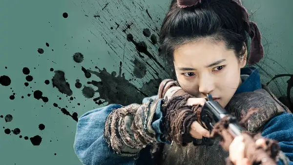 Kim Tae-ri jako Go Ae-shin w "Mr. Sunshine" z karabinem w ręku, gotowa do strzału.