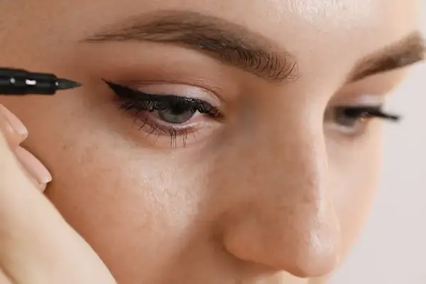 Precyzyjna kreska eyelinerem podkreśla spojrzenie.