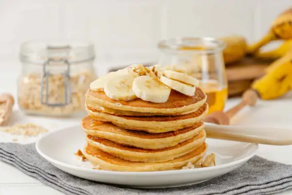 Pancake fit con banana e sciroppo d'acero, perfetti per una colazione sana.