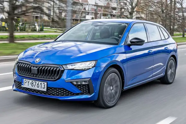 Błękitna Skoda Scala w ruchu ulicznym. Sprawdź atrakcyjną skoda scala cena i wybierz swój wymarzony samochód.