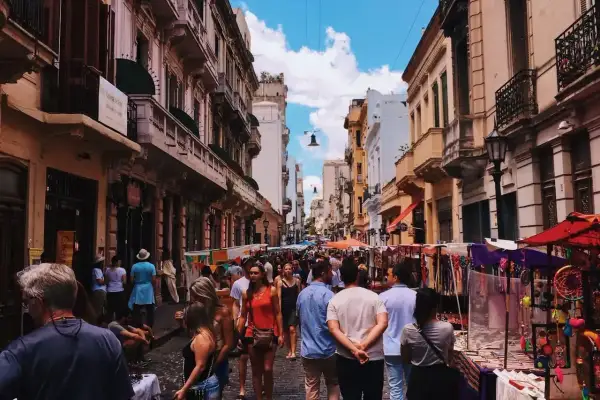 Tłum ludzi na targu ulicznym w Buenos Aires. Zastanawiasz się, ile trwa lot do Argentyny, by zobaczyć takie widoki?