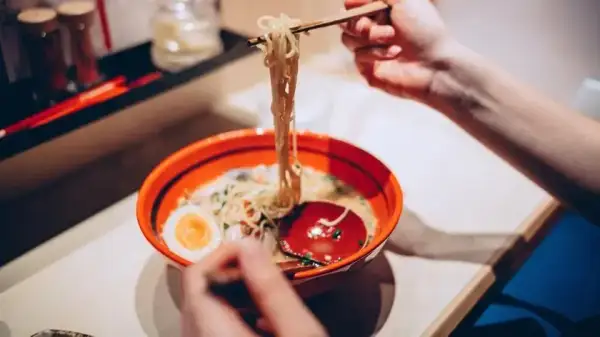 Czy można jeść ramen w ciąży? Bezpieczne składniki i porady