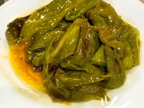 Friggitelli in padella alla napoletana, dolci e succosi, cotti in olio d'oliva e profumati.