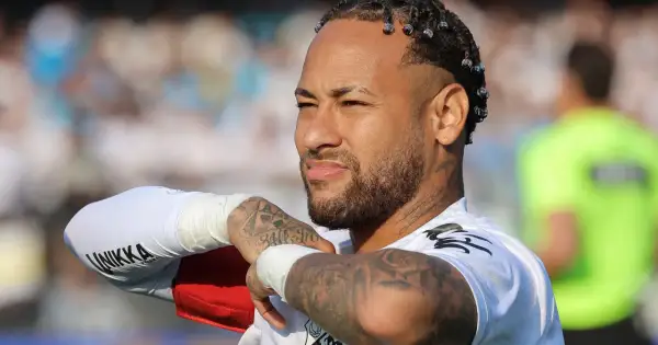 Neymar, z charakterystycznymi warkoczykami i tatuażami, w białej koszulce. Jego majątek budowany jest na boisku i poza nim.
