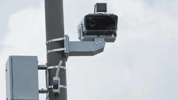 Un radar de feu rouge, prêt à déclencher son flash pour les contrevenants.