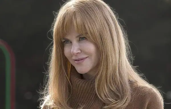 Nicole Kidman med blont hår och blå ögon, klädd i en brun polotröja. Kanske en scen från big little lies season 3?