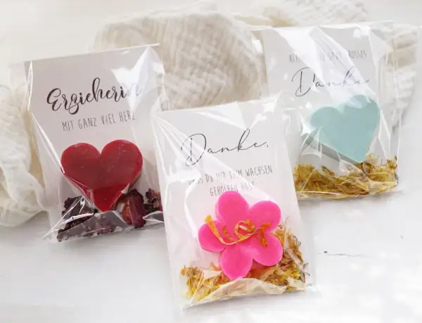 Abschiedsgeschenk Grundschule Kinder: Kleine Seifenherzen und eine Blume mit Dankesbotschaften für Erzieherinnen.