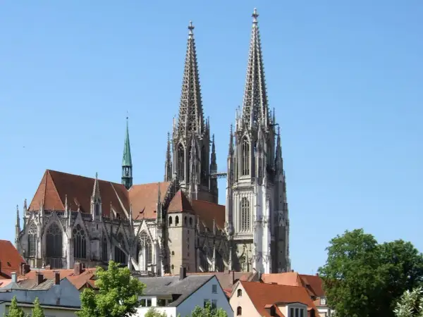 Der Regensburger Dom mit seinen markanten Türmen ragt majestätisch in den blauen Himmel.