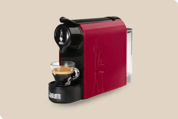 Macchina caffè Bialetti rossa, con tazzina di espresso. Speriamo che la macchina caffè Bialetti non funzioni, così possiamo provare a ripararla!