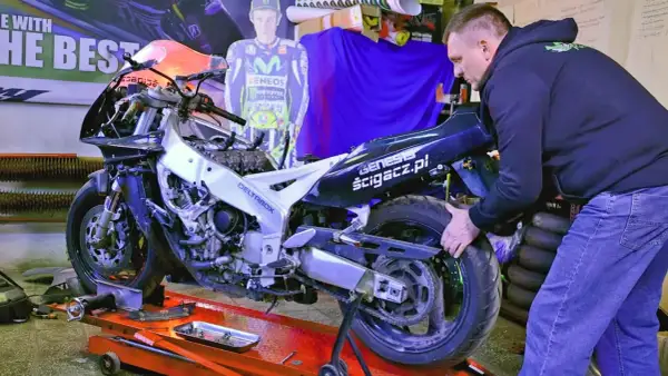 Mężczyzna przy motocyklu sportowym, który nie reaguje po przekręceniu kluczyka.