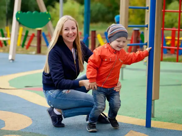 Radosne imieniny Marianny na placu zabaw. Mama z synkiem cieszą się wspólnym czasem.
