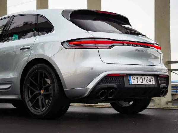 Srebrny Porsche Macan T z podwójnymi końcówkami wydechu. Zastanawiasz się nad jego **porsche macan spalanie**?