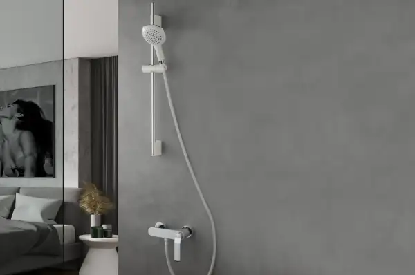 Mitigeur de douche moderne avec douchette réglable en hauteur. Un design épuré pour une salle de bain contemporaine.