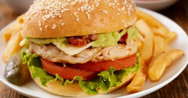 Pyszny fit burger z kurczakiem, awokado i chrupiącymi frytkami. Idealny na zdrowy posiłek.