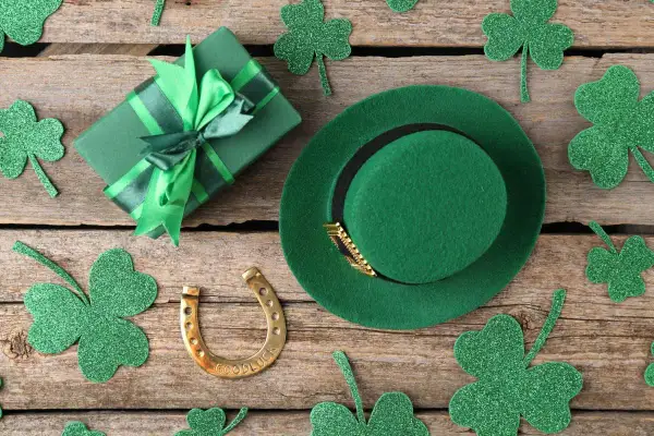 Sombrero verde, regalo, herradura de la suerte y tréboles, todo listo para celebrar el Día de San Patricio en Irlanda.