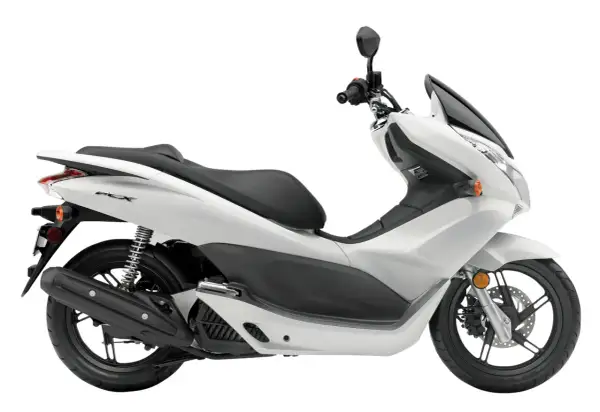 Biały skuter Honda PCX 125, znany z niskiego spalania, na białym tle.