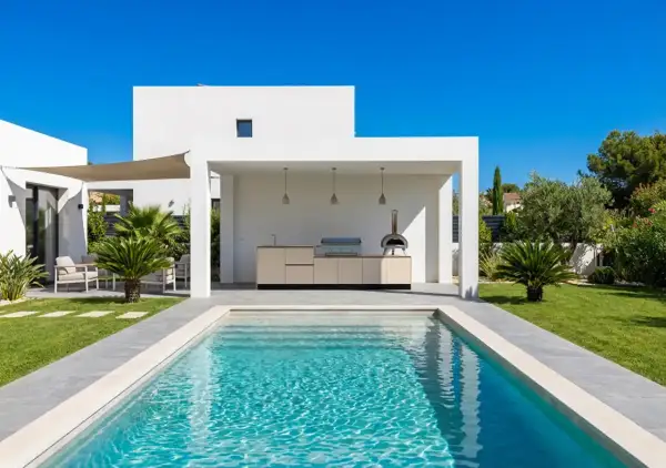 Une magnifique cuisine d'été avec piscine, parfaite pour des repas en plein air sous le soleil.